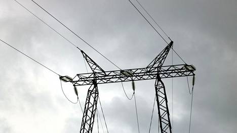 Energiaviraston mukaan sähkön verolliset siirtohinnat laskivat kotitalouskäyttäjälle keskimäärin 0,7 prosenttia ja sähkölämmittäjälle 0,8 prosenttia. 