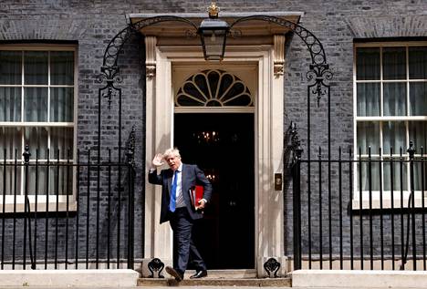 Hallituskriisin keskellä oleva Britannian pääministeri Boris Johnson kuvatiin pääministerin virka-asunnon edessä Lontoon Downing Streetillä keskiviikkona 6. heinäkuuta. 
