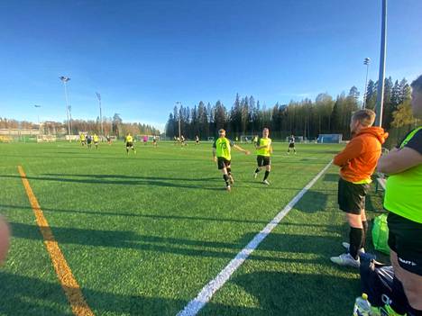 Joukkueet pelasivat aurinkoisessa säässä viime perjantaina Tampereen Kaupissa. Paikallinen FC Melody nappasi 3-2 voiton Tyrwään Palloseurasta.