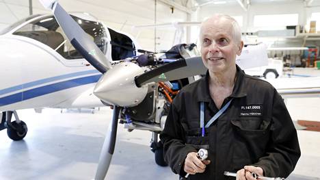 Hannu Häkkinen opiskelee Winnovan lentokoneasentajalinjalla. Parhaillaan hän on työharjoittelussa Suomen Ilmailuopistolla. Huollettavana on Diamond DA 42 -potkurikoneen ilmansuodatin.