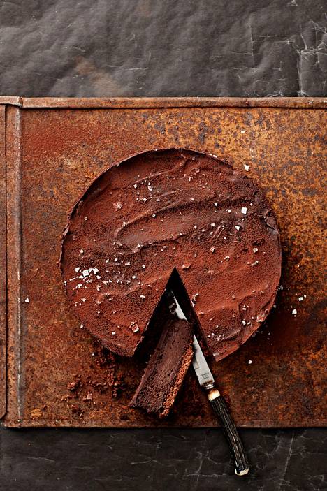 Suloisen suklaisessa kakussa on umamisuutta. 
