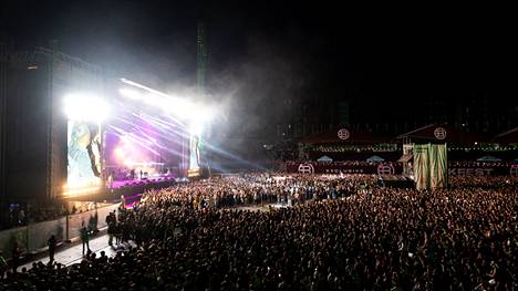 Vuonna 2023 Blockfestin toisen päivän iltaan kuului esimerkiksi Akonin keikka.