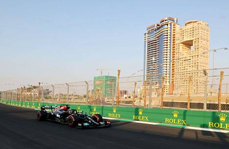 Lewis Hamilton hallitsi Saudi-Arabian F1-kisan ensimmäisiä harjoituksia.