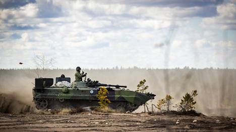 Puolustusvoimien BMP-2-rynnäkköpanssarivaunu osallistui Niinisalossa Arrow 22 -taisteluharjoitukseen 4. toukokuuta.