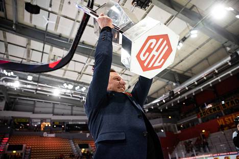 Tappara selvitti CHL-finaalin Luulajaa vastaan Ruotsissa. Tapparan päävalmentaja Jussi Tapola tuuletti voittoa.