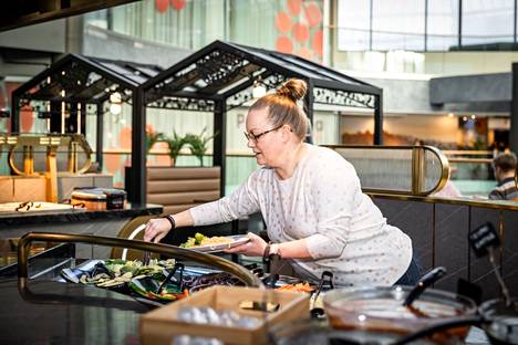 Elina Ontronen oli tällä kertaa syömässä ison lounasseurueen kanssa, joka ei ollut mahtunut muualle. Osaka Teppanyakissa on yli sata asiakaspaikkaa. 