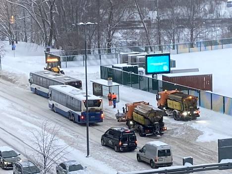 Yöllä satoi yli 10 senttimetriä lunta, sitten tienpinnat ovat käyneet jäisiksi. Maanantaiaamuna bussi jäi jumiin Tampereen valtatiellä Ratinan stadionin kohdalla.
