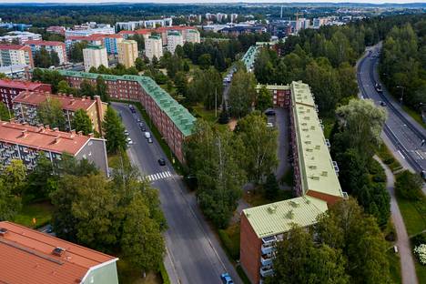 Kiinanmuuriksi kutsutut talot ovat yksi Kalevan maamerkeistä. Alue on ollut Tampereen suosituimpia jo pitkään ja hintakehitys sen mukainen. Kuva on otettu kesällä 2019.