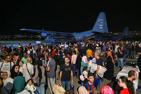 Monet maat evakuoivat nyt kansalaisiaan Sudanista. Kuvan ihmiset olivat mukana evakuointilennolla, joka saapui Ammanin lentokentälle Jordaniaan 24. huhtikuuta.