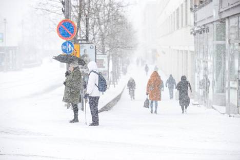 Lumisade jatkuu tiistaina, mutta lunta luvataan vähemmän kuin maanantaina. Tältä Tampereella Aleksis Kiven kadulla näytti maanantaina.