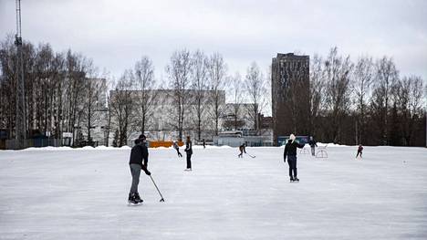 Tämän talven ensimmäiset luistelijat pääsivät Tampereen Sorsapuiston tekojääradalle keskiviikkona 24. marraskuuta. 