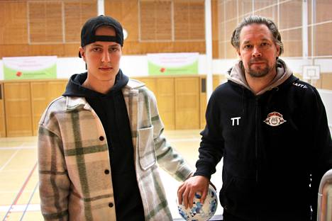 Mad Maxin maalivahti Veeti Häätylä (vas.) ja päävalmentaja Toni Tuominen ovat valmiita uuteen futsalkauteen.
