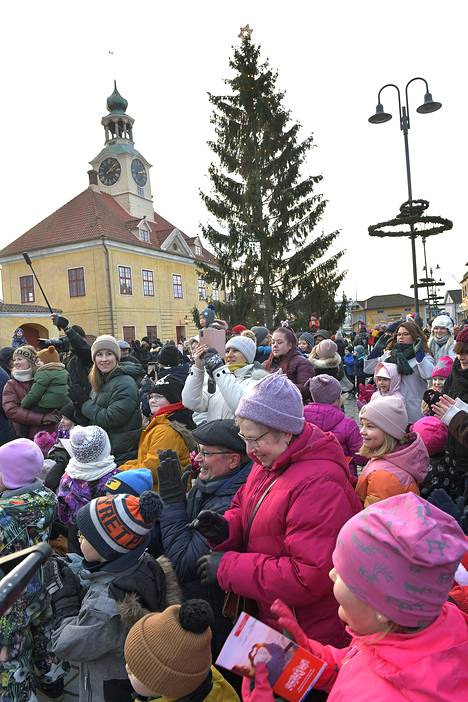 Kauppatori täyttyi viime lauantaina iloisista ihmisistä, jotka olivat tulleet todistamaan Rauman julistautumista joulukaupungiksi. Samalla syttyivät Vanhan Rauman jouluvalot.