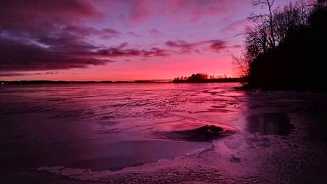 Torstai-iltana Tampereella ihasteltiin kaunista auringonlaskua. Risto Pylsy kuvasi taianomaisen hetken Raholanrannassa.