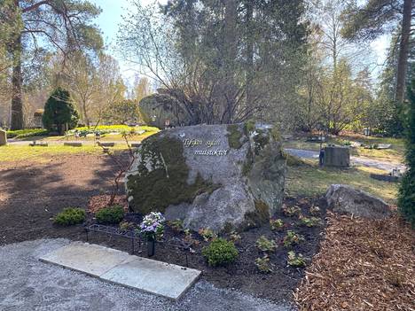 Tyhjän sylin kiven ääreen voi nyt Valkeakosken hautausmaalla  pysähtyä ja sen eteen voi laskea kukkia tai viedä kynttilän, Taustalla näkyy Juuso Waldenin jykevä muistokivi. 