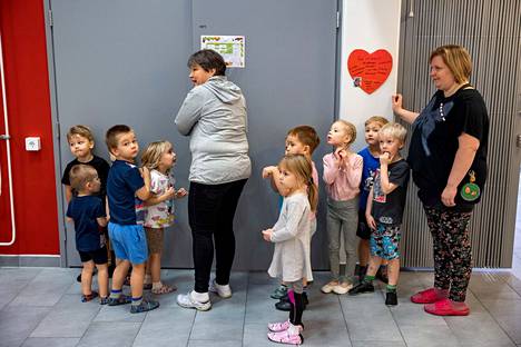 Varhaiskasvatuksen opettaja Eeva-Liisa Juurijärvi vie Hämeenkyrön Kirkonkylän päiväkodin lapsiryhmän jumppaamaan. Mukana on myös lastenhoitaja Tuulia Hartus.