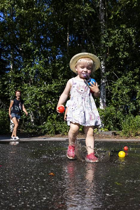 2-vuotias Wilma Lyttinen viilentyi vesisuihkun alla Kangasalan taidepihalla. Alueella järjestetään lapsille paljon muutakin tekemistä kuin maalaamista, muun muassa kukkien istuttamista sekä Pokemon ja Minecraft aiheisia työpajoja. 