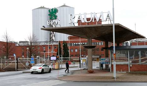 UPM Communication Paper -liiketoiminta-alaan kuuluvan Rauman tehtaan kaksi paperikonetta ovat seisoneet lähes neljä kuukautta. Työntekijät palaavat lauantain iltavuoroon.