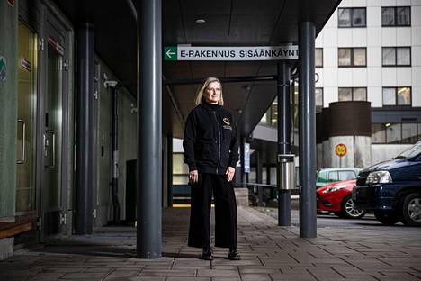 Taysin infektioyksikön osastonylilääkäri Jaana Syrjänen kuvattiin Kaupissa keskussairaalan ulko-ovilla marraskuussa 2021.