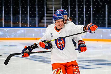 Ensimmäiset harjoitukset Nokia-areenan jäällä saivat perjantaina Tappara-konkari Kristian Kuuselan hymyilemään.