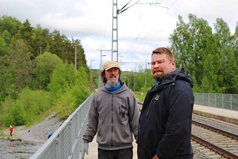 Pirkanmaan pelastuslaitos huomioi Timo Lehtosen (vas.) ja Kim Eklundin neuvokkaasta toiminnastaan vaaratilanteessa.