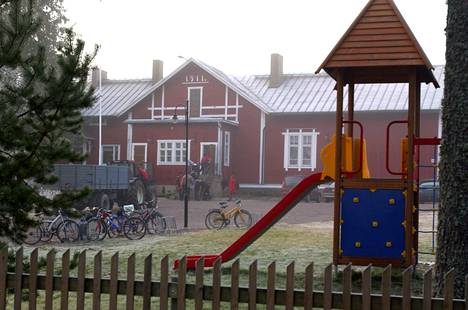 Rikantilan koulu Eurajoella on perustettu vuonna 1911, joten koulu täyttää tänä vuonna 111 vuotta. Tieto laskevasta oppilasmäärästä käynnisti Eurajoella keskustelun koulun lakkauttamisesta.