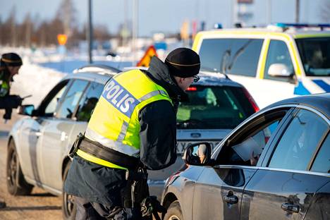 Ruotsin poliisi tarkasti liikennettä ja negatiivisia koronatestejä Tornion ja Haaparannan rajalla kuluvan vuoden helmikuussa.