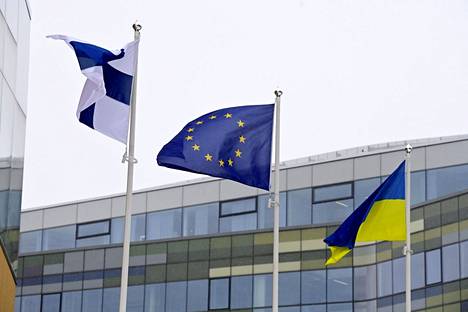 Suomen, Euroopan unionin ja Ukrainan liput liehuvat keskustakirjasto Oodin edustalla Helsingissä 8. maaliskuuta 2022.