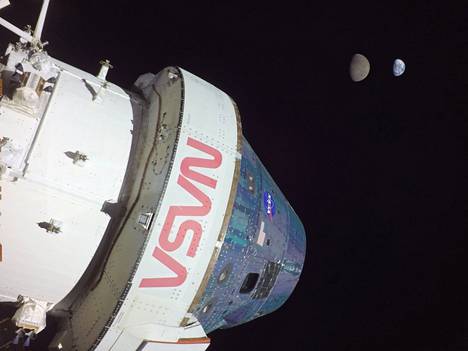 Nasan Artemis-ohjelma vie ihmisen takaisin Kuun pinnalle. Kuvassa Artemis-ohjelman Orion-alus ensimmäisellä lennollaan kiertoratansa etäimmässä pisteessä 28.11.2022 Kuuhun ja Maahan nähden. Seuraavalla Orionin lennolla ovat mukana jo astronautit ja sitä seuraavalla lennolla he laskeutuvat Kuuhun. KUVA: NASA