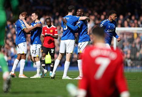Evertonin pelaajat juhlivat, kun Manchester Unitedin tähti Cristiano Ronaldo harmitteli maassa tappiota.