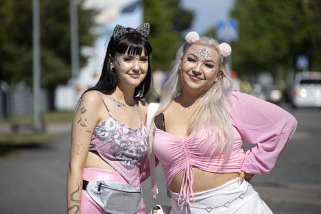 Glitterintäyteinen kaksikko Minttu Mäkinen ja Amanda Kanerva tulivat Raumanmeren Juhannukseen Vantaalta asti. He aikovat tanssia mahdollisimman paljon. Torstain teemavärinä heillä oli vaaleanpunainen, ja jokaiselle festaripäivälle heillä on eriväriset asut.