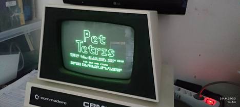 Jyhkeällä Commodore CBM -koneella voi pelata muun muassa Pet Tetris -peliä.