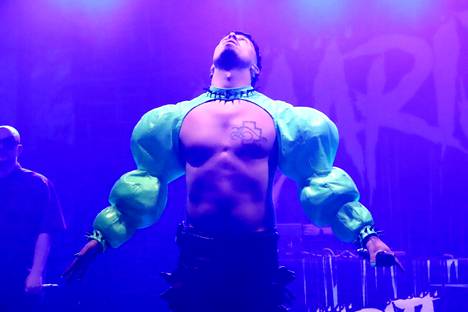 Käärijän, eli Jere Pöyhösen ihoa komistaa Rammstein-yhtyeen tatuointi. Myös miehen musiikissa on aistittavissa suositun saksalaisyhtyeen sävyjä.