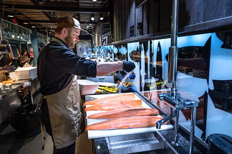 Nygrenit valmistavat kaikki myymänsä kalat kauppahallissa. Valtteri Nygren suolasi kaloja aamutuimaan. Hän sanoo, että ei sitä aina tajua, että on töissä Kauppahallissa. ”Harva pääsee tällaisessa paikassa tekemään elämäntyötään.”