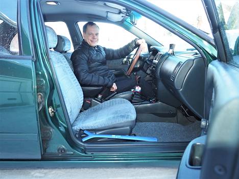 Marko Alanen on pitänyt Nissaninsa kunnossa säännöllisillä huolloilla ja pesuilla sekä ajamalla ahkerasti. Matkustamo on siistimpi kuin monessa uudemmassa autossa.