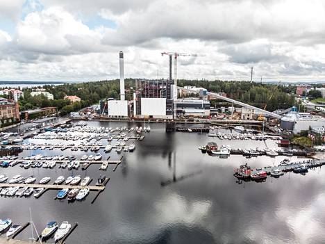 Tampereen sähkölaitoksen Naistenlahden voimalaitos ja Naistenlahden satama kuvattuna 19. elokuuta 2021.