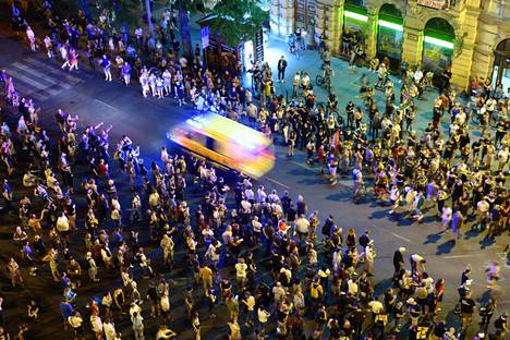 Budapestissa oli runsaasti mielenosoittajia liikkeellä lauantain ja sunnuntain välisenä yönä.