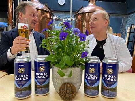 Nokian kaupunginjohtaja Eero Väätäinen (vas.) sai kunnian olla ensimmäinen ihminen, joka sai maistaakseen uutta Nokia-olutta. Oikealla panimomestari Riitta Sulkama odottaa ensireaktiota.