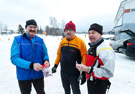 Tapani Hakala jakoi 21 kilometrin suksimisen jälkeen suklaakonvehteja hiihtotovereilleen Kai Vuohiniemelle ja Kari Majamäelle.