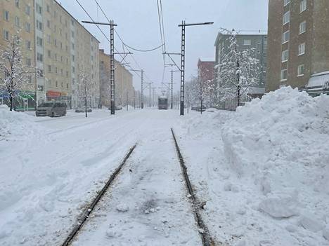 Ratikkakiskot peittyivät lumeen Tampereen Kalevassa iltapäivällä tiistaina 5. huhtikuuta.