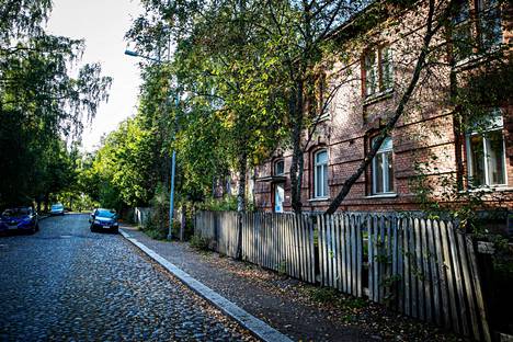 Tampereen Kaakinmaan kaupungiosassa sijaitseva Kurilankatu on pala mennyttä aikaa mukulakivineen. Tiilinen konttorirakennus on 1800-luvulta.