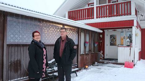 Elina ja Ari Haapakoski asuvat Ikkeläjärven kylässä, järven lähellä.