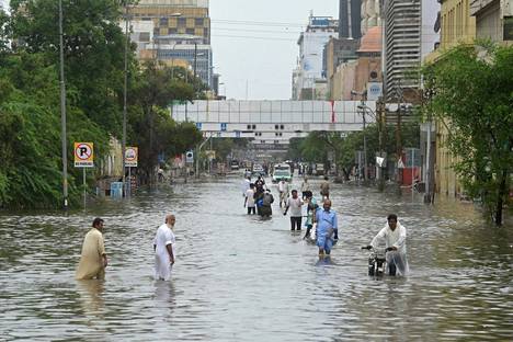 Monsuunisateet ovat saaneet Pakistanin suurimman kaupungin Karachin kadut tulvimaan.