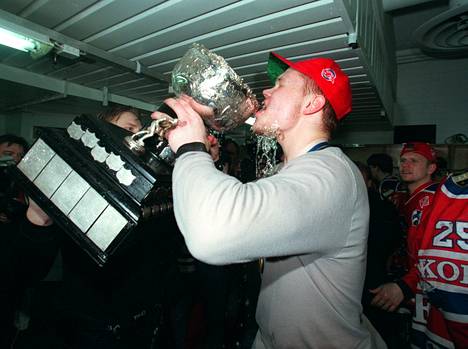 HIFK:n OIli Jokinen ottamassa voittohörppyä Kanada-maljasta 1998.