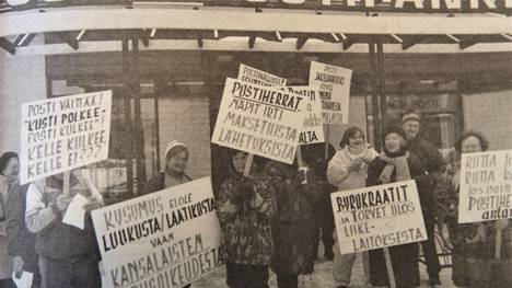 Pomarkun posti edessä järjestettiin mielenosoitus. Turussa aloitettiin myös ensimmäinen oikeudenkäynti postia vastaan.