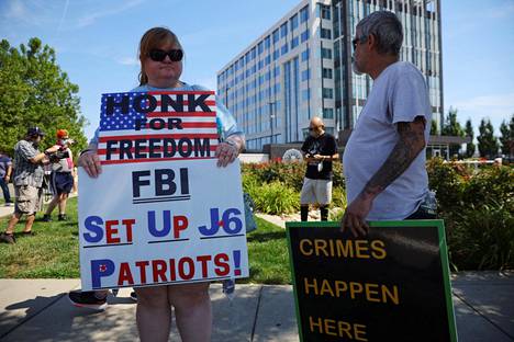 Mielenosoittajia FBI:n Bostonin osaston toimistojen ulkopuolella Chelseassa, Massachusettsissa, Yhdysvalloissa 21. elokuuta 2022.