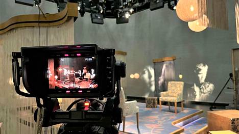 TV 2:n Flinkkilä & Kellonmäki -sarjan lavastus ja valaisu valmiina ennen viimeisen jakson kuvausta.