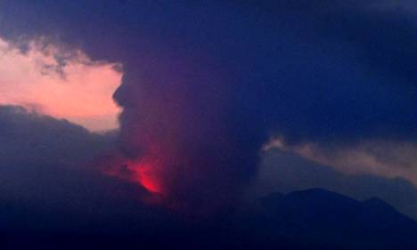Sakurajima purkautui ja syösten kiviä ainakin 2,5 kilometrin päähän. Videokuvista on nähty myös punaisen massan liukuvan alas tulivuoren seinämää.