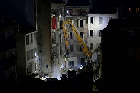 Pelastustyöt romahtaneen asuinrakennuksen raunioilla Ranskan Marseillessa olivat käynnissä sunnuntaina 9. huhtikuuta. 