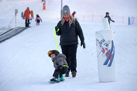 Ruosniemen hiihtokeskuksen kausi aukeaa lauantaina. Porilainen Eino Simula harjoitteli viime kaudella lumilautailua äitinsä Jasmi Simulan avustuksella.